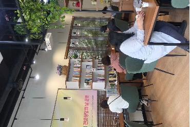 북카페에서 쉬어가세요.