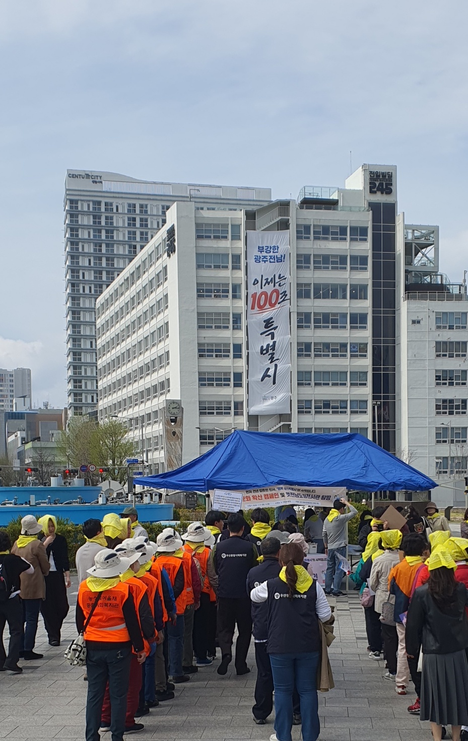 먼저 건넨 따뜻한 인사 '행복광주'를 만드는 첫걸음(선배시민과 대화)  첨부이미지 : 1774943880321.jpg