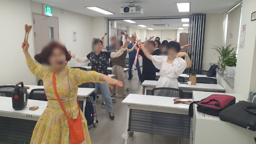 빛고을50플러스센터 커뮤니티 활동–숟가락 난타 수업 첨부이미지 : 1 (1).jpg